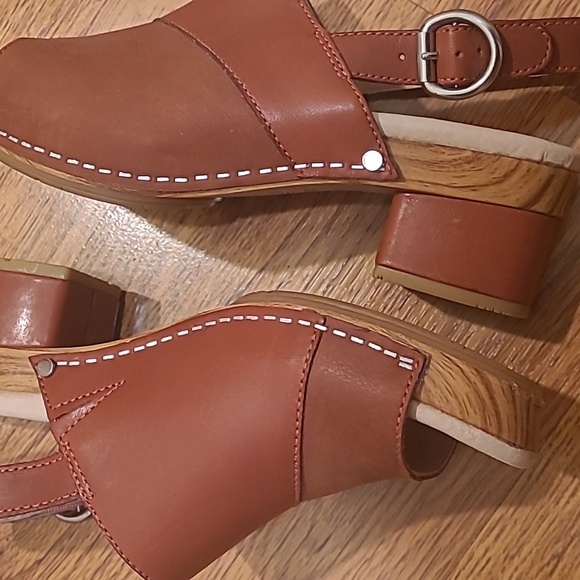 Dansko leather sandal. - Picture 4 of 6